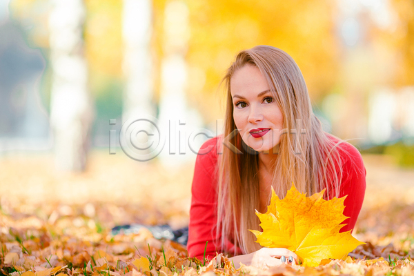 성인 성인여자한명만 여자 한명 JPG 포토 해외이미지 가을(계절) 가을풍경 공원 미소(표정) 숲 야외 잡기