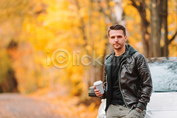 남자 성인 성인남자한명만 한명 JPG 포토 해외이미지 가을(계절) 가을풍경 공원 미소(표정) 숲 앉기 야외 응시 잡기 커피 컵 핸드폰