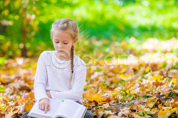 백인 소녀(어린이) 소녀한명만 어린이 여자 한명 JPG 포토 해외이미지 가을(계절) 가을풍경 공원 독서 미소(표정) 앉기 야외 웃음 책