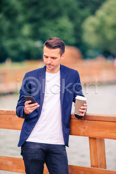 남자 백인 성인 성인남자한명만 소년 한명 JPG 포토 해외이미지 가을(계절) 가을풍경 도시 미소(표정) 스마트폰 야외 커피 컵 풍경(경치) 핸드폰