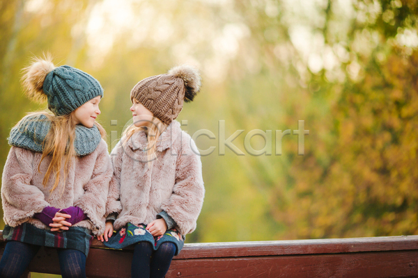 두명 백인 소녀(어린이) 소녀만 어린이 여자 JPG 포토 해외이미지 가을(계절) 가을풍경 가족 단풍 딸 맑음 미소(표정) 숲 야외 언니
