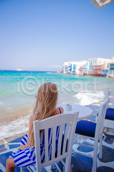 휴식 소녀(어린이) 소녀한명만 어린이 여자 한명 JPG 뒷모습 포토 해외이미지 마을 미코노스섬 바캉스 상반신 앉기 야외 여름(계절) 여름휴가 원피스 응시 의자 주간 주택 줄무늬 파란색 해변