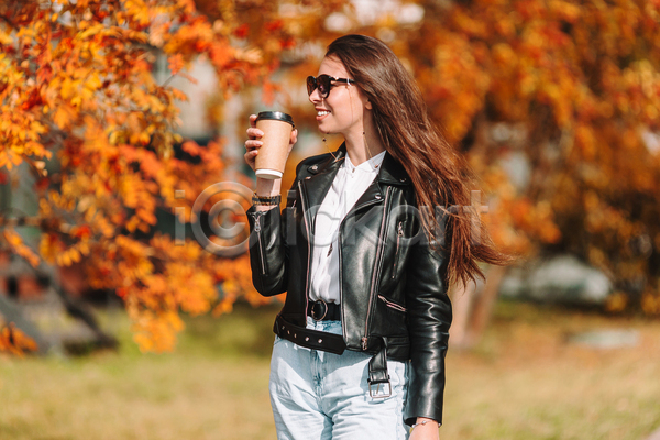 성인 성인여자한명만 여자 한명 JPG 포토 해외이미지 가을(계절) 가을풍경 공원 미소(표정) 숲 야외 잡기 커피