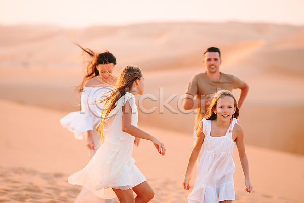 즐거움 함께함 남자 성인 소녀(어린이) 어린이 여러명 여자 JPG 아웃포커스 앞모습 옆모습 포토 해외이미지 가족 달리기 사막 상반신 야외 웃음 주간 풍경(경치)