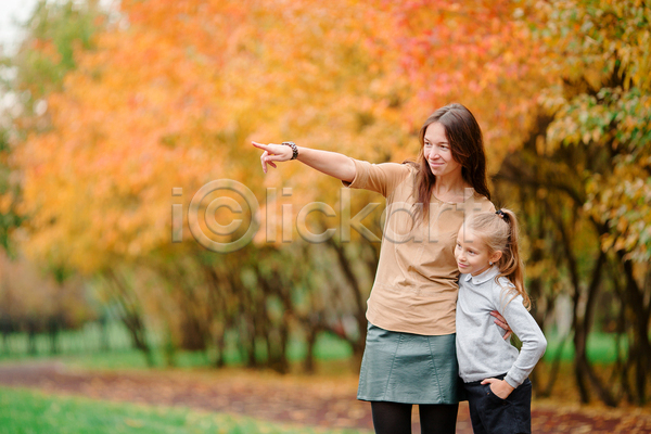 두명 백인 성인 소녀(어린이) 어린이 여자만 JPG 포토 해외이미지 가리킴 가을(계절) 가을풍경 가족 공원 나무 딸 숲 야외 엄마 웃음 풍경(경치)