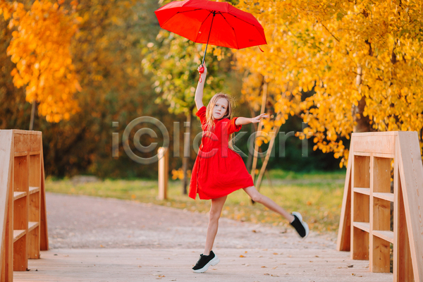 소녀(어린이) 소녀한명만 어린이 여자 한명 JPG 옆모습 포토 해외이미지 가을(계절) 공원 다리(건축물) 단풍나무 들기 빨간색 산책로 손뻗기 우산 전신 점프