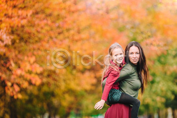두명 백인 성인 소녀(어린이) 어린이 여자 여자만 JPG 포토 해외이미지 가을(계절) 가을풍경 가족 공원 나무 딸 숲 야외 엄마 웃음 풍경(경치)