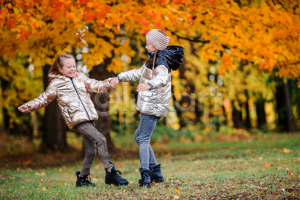 두명 백인 소녀(어린이) 소녀만 어린이 여자 JPG 포토 해외이미지 가을(계절) 가을풍경 가족 나무 단풍 딸 맑음 미소(표정) 숲 야외 언니