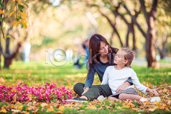 함께함 화목 두명 성인 소녀(어린이) 어린이 여자 여자만 JPG 아웃포커스 앞모습 포토 해외이미지 가을(계절) 공원 낙엽 마주보기 모녀 앉기 잔디 전신