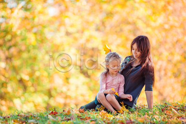 함께함 화목 두명 성인 소녀(어린이) 어린이 여자 여자만 JPG 아웃포커스 앞모습 포토 해외이미지 가을(계절) 공원 낙엽 내려보기 모녀 앉기 잔디 전신 줍기