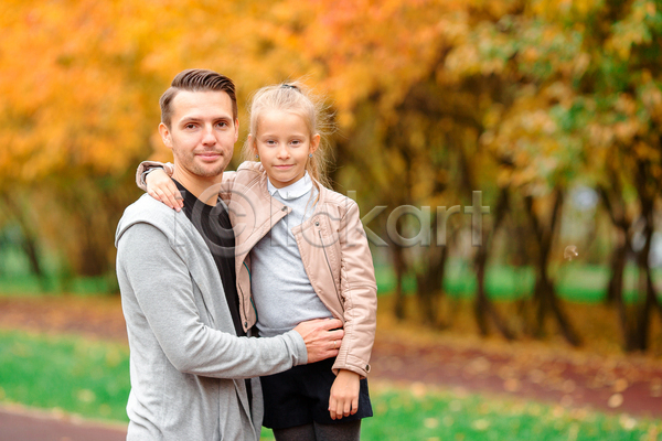 남자 두명 백인 성인 소녀(어린이) 어린이 여자 JPG 포토 해외이미지 가을(계절) 가을풍경 가족 공원 나무 단풍 딸 맑음 숲 아빠 야외