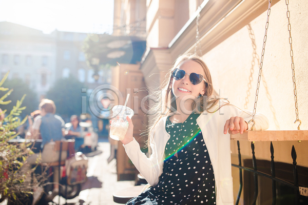 휴식 소녀(어린이) 소녀한명만 어린이 여자 한명 JPG 앞모습 포토 해외이미지 들기 미소(표정) 바캉스 상반신 선글라스 앉기 야외 여름(계절) 여름휴가 음료 주간 햇빛