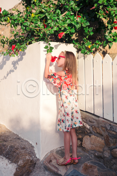 휴식 소녀(어린이) 소녀한명만 어린이 여자 한명 JPG 뒷모습 포토 해외이미지 꽃 꽃무늬 미코노스섬 바캉스 선글라스 야외 여름(계절) 여름휴가 울타리 원피스 전신 주간