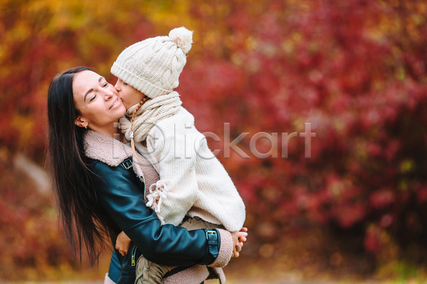 두명 백인 성인 소녀(어린이) 어린이 여자 여자만 JPG 포토 해외이미지 가을(계절) 가을풍경 가족 공원 나무 딸 숲 야외 엄마 웃음 풍경(경치)