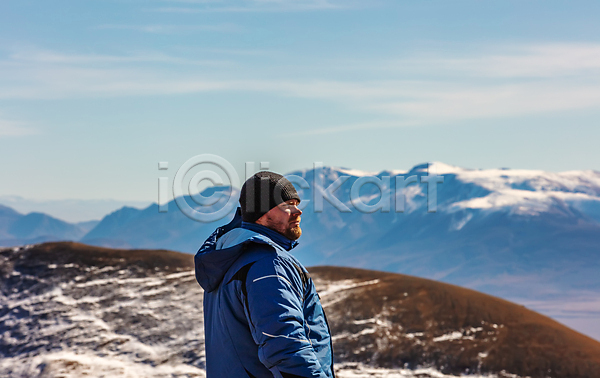 남자 성인 성인남자한명만 한명 JPG 옆모습 포토 해외이미지 겨울 구름(자연) 등산 산 상반신 설산 야외 응시 주간 풍경(경치) 하이킹