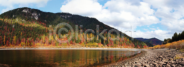 침묵 사람없음 JPG 포토 해외이미지 가을 강 계절 구름 나무 내추럴 노란색 단풍 물 반사 백그라운드 산 소나무 숲 시골 야외 연못 오렌지 잎 자연 장면 전나무 초록색 침엽수 컬러풀 파노라마 파란색 표면 풍경 플랫 하늘 해외포토 호수 환경 황무지