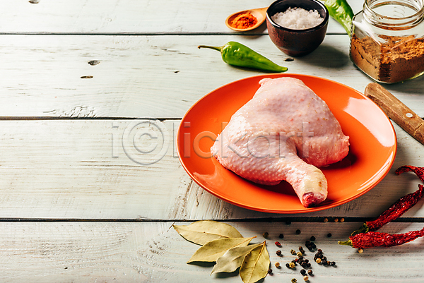 사람없음 JPG 포토 해외이미지 닭고기 닭다리 생고기 소금 월계수잎 접시 할라피뇨 홍고추