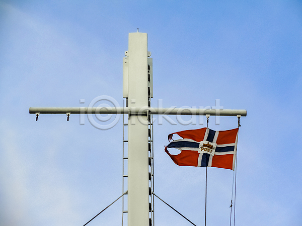 이동 추위 사람없음 JPG 포토 해외이미지 갑판 교통시설 깃발 노르웨이 바람 보트 빨간색 사인 스칸디나비아 심볼 여행 장면 파란색 풍경(경치) 흰색