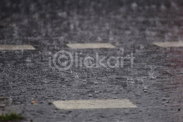 추위 사람없음 JPG 포토 해외이미지 10월 11월 가을(계절) 거리 겨울 계절 날씨 닫기 도로 물 물방울 아스팔트(도로) 야외 젖음