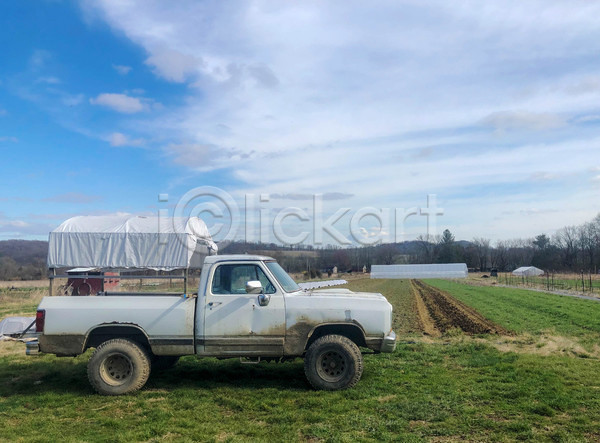 사람없음 JPG 포토 해외이미지 농장 시골 야외 주간 트럭 풍경(경치) 하늘
