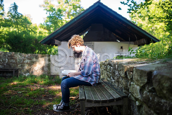 자유 휴식 백인 사람 성인 여자 한명 JPG 포토 해외이미지 거리 공원 교육 나무 대학생 독서 라이프스타일 무료 백그라운드 벤치 뷰티 숲 스타일 앉기 야외 여름(계절) 여행 자연 책 초록색 혼자 환경 휴가