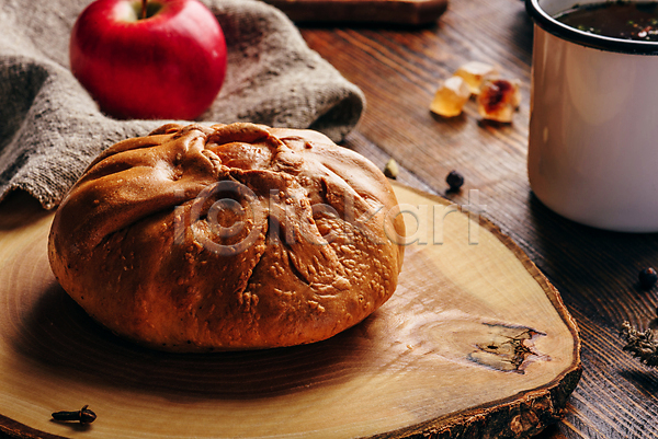 사람없음 JPG 포토 해외이미지 나무받침 머그컵 사과(과일) 음식 전통차 천(직물) 파이(빵)