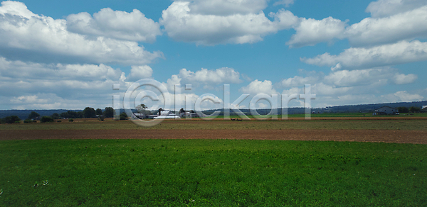 성장 사람없음 JPG 포토 해외이미지 구름 귀 낟알 내추럴 농경지 농업 농작물 농장 도로 땅 밀 밀짚 밭 백그라운드 봄 수확 숙성 시골 시리얼 식물 씨앗 여름 옥수수 자연 장면 줄기 큼 태양 파노라마 풍경 하늘 해외포토 환경 황금 흰색