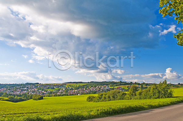 만족 자유 평화 사람없음 JPG 포토 해외이미지 구름(자연) 나무 날씨 농업 마을 밭 여름(계절) 초록색 파란색 풍경(경치) 하늘