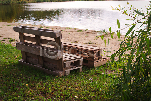 아이디어 사람없음 JPG 포토 해외이미지 가구 공원 그리너리 나무 목재 벤치 산업 수목 시골 심플 앉기 야외 여름(계절) 오브젝트 자연 재활용 탁자 햇빛