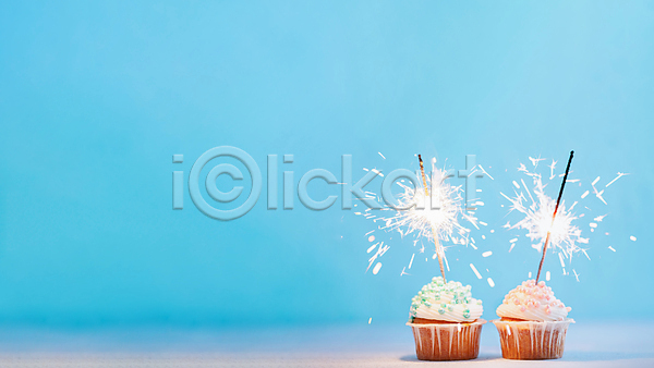 사람없음 JPG 포토 해외이미지 백그라운드 불꽃(불) 생일축하 장식 카피스페이스 컵케이크 파란색 폭죽