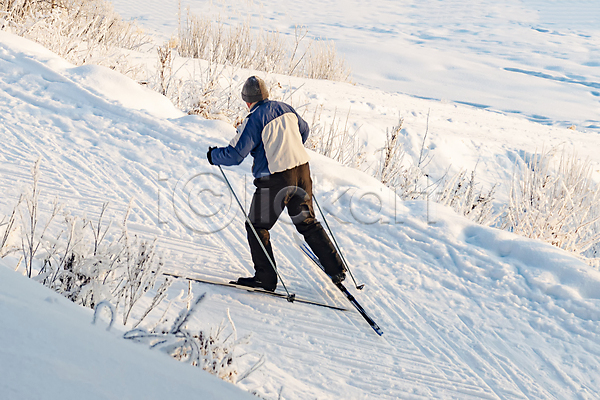 추위 남자 사람 성인 성인남자한명만 한명 JPG 뒷모습 포토 해외이미지 걷기 겨울 등산 라이프스타일 백그라운드 산 설산 스키 야외 오르기 오르막 잡기 전신 주간 폴 풍경(경치) 하이커 하이킹