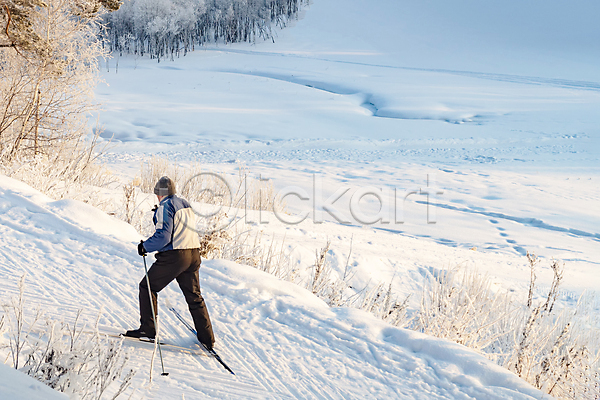 남자 성인 성인남자한명만 한명 JPG 뒷모습 포토 해외이미지 겨울 경사 눈내림 등산 맑음 산 산등성이 설산 스키 야외 오르기 유럽 잡기 전신 주간 트래킹 폴 풍경(경치) 하이킹