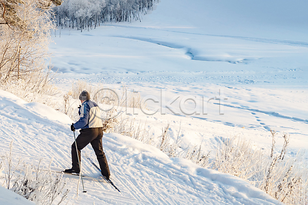남자 성인 성인남자한명만 한명 JPG 뒷모습 포토 해외이미지 겨울 경사 눈내림 등산 맑음 산 설산 스키 야외 오르기 유럽 잡기 전신 주간 트래킹 폴 풍경(경치) 하이킹