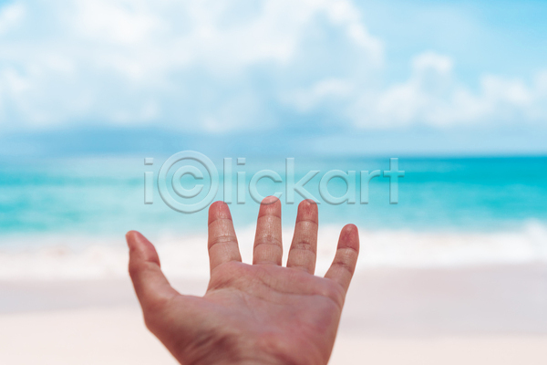 신체부위 JPG 아웃포커스 포토 해외이미지 손 손들기 손짓 야외 주간 하늘 해변