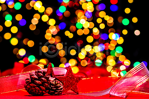 새로움 축하 클래식 사람없음 JPG 소프트포커스 포토 해외이미지 12월 겨울 계절 나뭇가지 디자인 리본 백그라운드 보케 빛 빛망울 빨간색 상품 선물 수확 인사 장식 장식볼 전통 축제 크리스마스 크리스마스배경 크리스마스이브 크리스마스장식 크리스마스조명 크리스마스트리 해피뉴이어 휴가