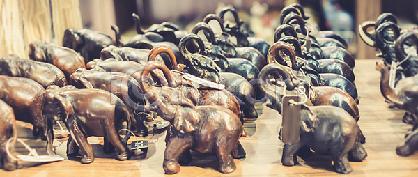 사람없음 인종 JPG 포토 해외이미지 그리기 기념품 동물 많음 매각 목각 목재 문화 미술 상아 상점 세일 솜씨 수공예 숫자 시장 심볼 아시아 여행 역사 웅장함 원주민 작음 장난감 장식 조각 조각상 축제 코끼리 포유류 해외포토 핸드메이드