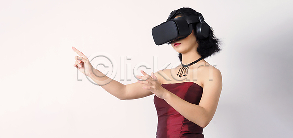 미래 스마트 체험 행복 혁명 동양인 사람 여자 한명 3D JPG 포토 해외이미지 1 가상 가상현실 게임 고글 동영상 디지털 백그라운드 비전 스크린 아시아 안경 여행 웨어러블 인터넷 인터랙티브 중국 터치 헤드폰 현실