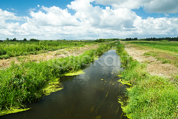 흐름 사람없음 JPG 포토 해외이미지 강 광택 구름(자연) 내추럴 동쪽 물 여름(계절) 운하 자연 작음 초록색 파란색 폴란드 풍경(경치) 하늘 흰색
