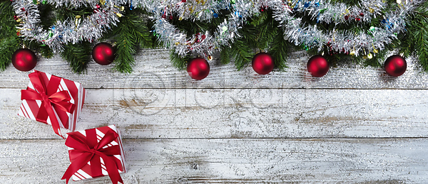 새로움 행복 사람없음 JPG 포토 해외이미지 12월 겨울 목재 백그라운드 상록수 상자 새해 선물 연도 은색 장식 전통 초록색 카피스페이스 크리스마스 크리스마스장식 해외포토 황금 휴가 흰색