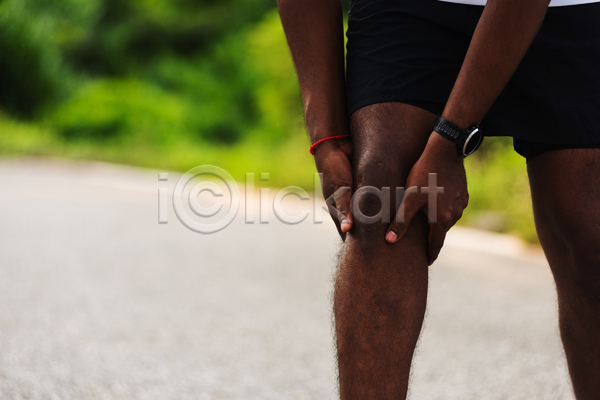 고통 남자 성인 성인남자한명만 신체부위 한명 JPG 아웃포커스 앞모습 포토 해외이미지 다리(신체부위) 무릎통증 손 야외 잡기 조깅 주간 하반신