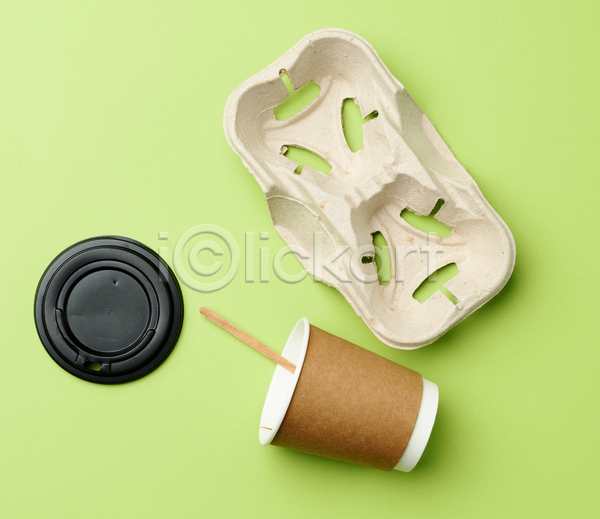 환경오염 사람없음 JPG 포토 하이앵글 해외이미지 나무젓가락 실내 쓰레기 일회용 종이 초록배경 컵홀더 테이크아웃컵