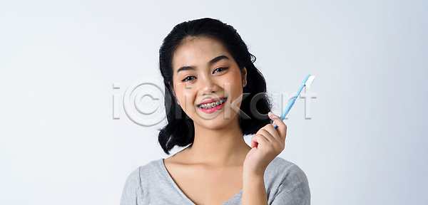동양인 성인 성인여자한명만 여자 한명 JPG 포토 해외이미지 교정기 미소 웃음 위생관리 치과 치아 치아건강 치아교정 해외포토