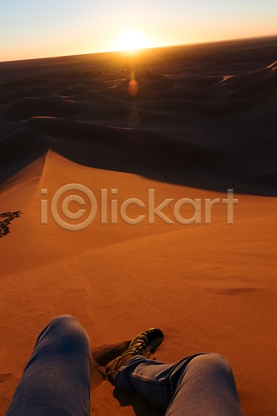 휴식 신체부위 JPG 포토 해외이미지 다리(신체부위) 모로코 사막 앉기 야외 일몰 주간 풍경(경치)