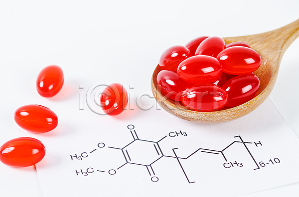 사람없음 JPG 포토 해외이미지 나무숟가락 빨간색 실내 알약 약 의학 화학식 흰배경