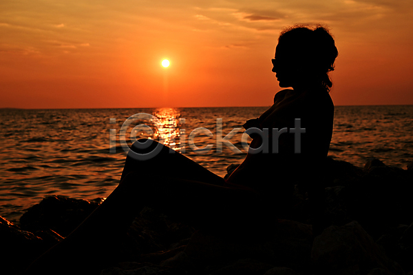 성인 성인여자한명만 여자 한명 JPG 실루엣 포토 해외이미지 구름(자연) 바다 앉기 야외 여름(계절) 여행 일몰 전신 풍경(경치) 황혼