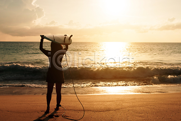 성인 성인여자한명만 여자 한명 JPG 실루엣 포토 해외이미지 들기 맑음 바다 서퍼 서핑보드 야외 여름(계절) 여행 일몰 전신 파도 휴가