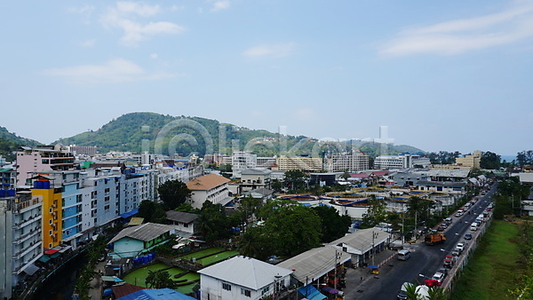 사람없음 JPG 포토 해외이미지 거리 건물 도로 도시 드론 만 모래 물 바다 백그라운드 산 섬 손바닥 아시아 안테나 야외 여름(계절) 여행 일몰 자동차 자연 정상 지붕 초록색 타운 태국 파라다이스 파란색 푸켓 풍경(경치) 하늘 휴가