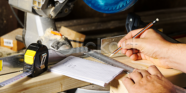 위험 남자 사람 사람없음 JPG 포토 해외이미지 건축업자 계약자 공구 기계 널 노동자 목공예 목수 목재 백그라운드 산업 손 수리 수목 업무 원형 자르기 작업실 장비 조작 주택 직업 칼날 탁자 톱질 해외포토 힘