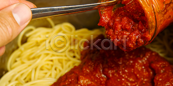 신선 사람없음 JPG 포토 해외이미지 건강 레시피 마늘 맛 목재 백그라운드 볼로냐 붓기 빨간색 섞기 소고기 숟가락 스파게티 식당 식사 심플 양파 요리 요리사 유기농 육류 음식 이탈리아 재료 저녁식사 전통 점심식사 접시 주방 채소 치즈 카피스페이스 탁자 토마토 튀김 파스타 펜네 해외포토 핸드메이드 흰색