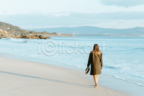 산책 휴식 성인 성인여자한명만 여자 한명 JPG 뒷모습 포토 해외이미지 걷기 들기 맨발 야외 여행 전신 주간 해변 혼자